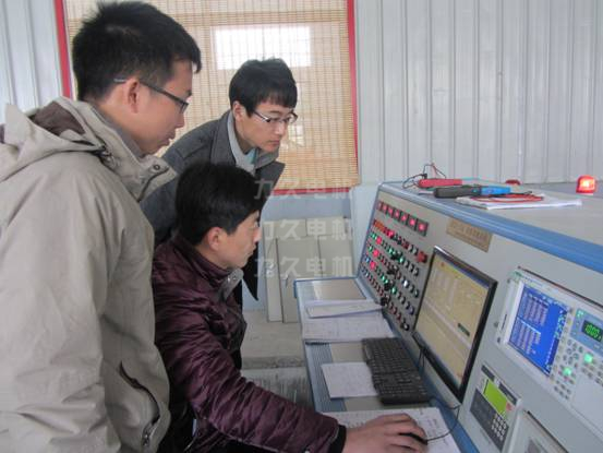 周老師(左)在指導公司試驗人員進行變頻調速電機型式試驗 周老師(左)在指導公司試驗人員進行變頻調速電機型式試驗