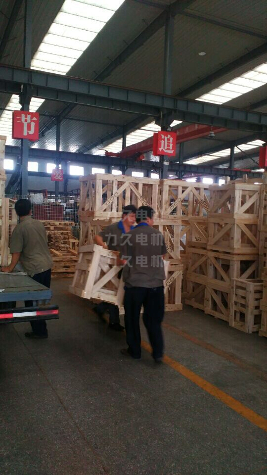 電機(jī)木箱裝卸現(xiàn)場(chǎng) 電機(jī)木箱裝卸現(xiàn)場(chǎng)
