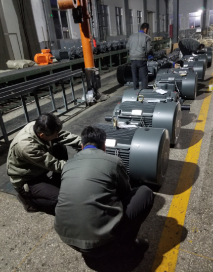 冬天車間加班趕進(jìn)度 冬天車間加班趕進(jìn)度