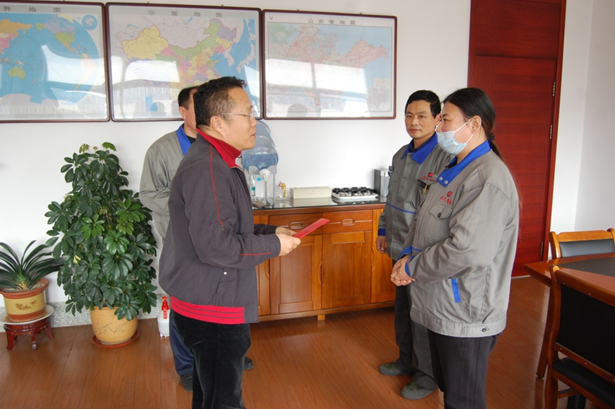 力久電機(jī)為困難員工發(fā)放慈善救助款 力久電機(jī)為困難員工發(fā)放慈善救助款