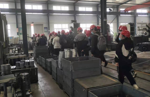 哈工大學(xué)生參觀力久電機(jī)工廠 哈工大學(xué)生參觀力久電機(jī)工廠