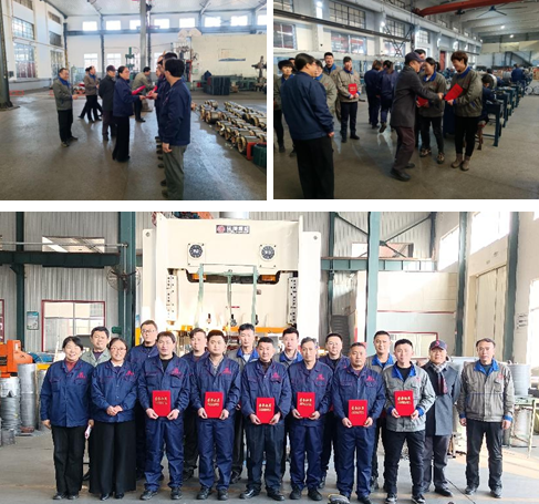 公司領(lǐng)導(dǎo)為技術(shù)能手頒獎 公司領(lǐng)導(dǎo)為技術(shù)能手頒獎